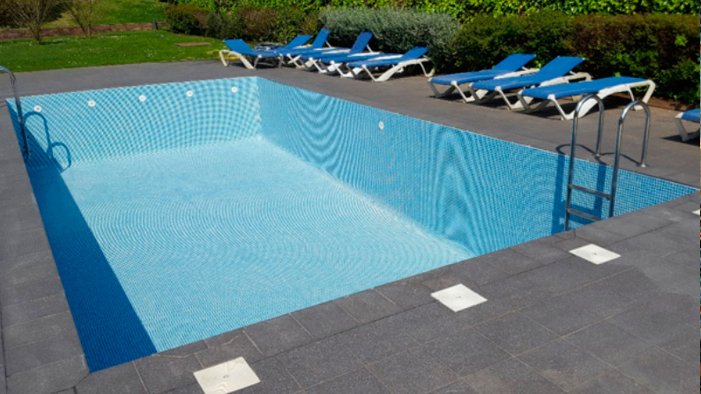 Revestimiento gresite en piscina de hormigón terminado Revestimiento gresite sobre piscina de hormigón