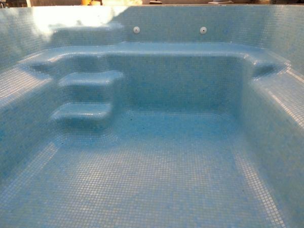 Revêtement avec la mosaïque a la piscine réalise à Lambesc